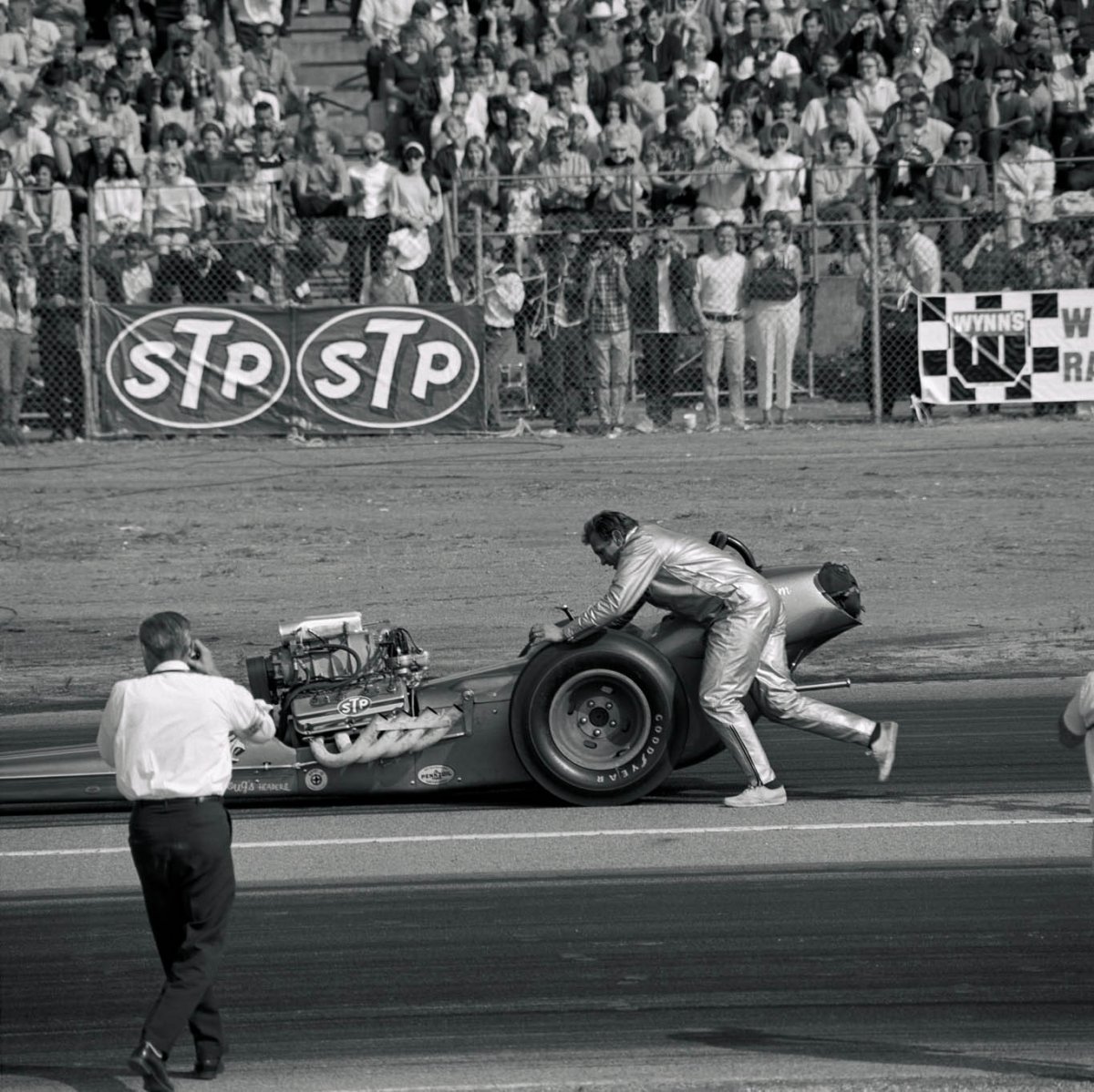 001-struggles-1967-dragster-slow-action-manpower-side-hrm-meet.jpg