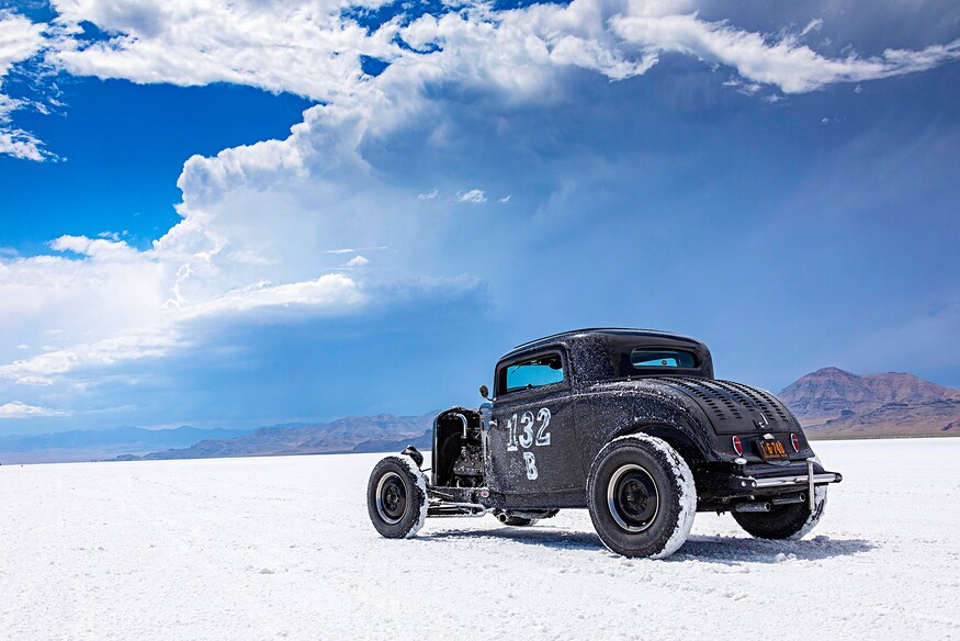 001_Bonneville_2019_cars_on_salt_flats.jpg