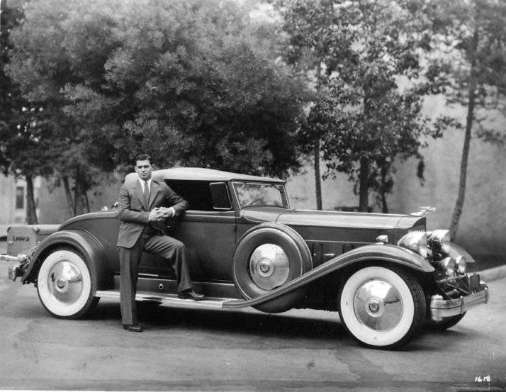 01ClarkGablewithhis1932Packard.jpg