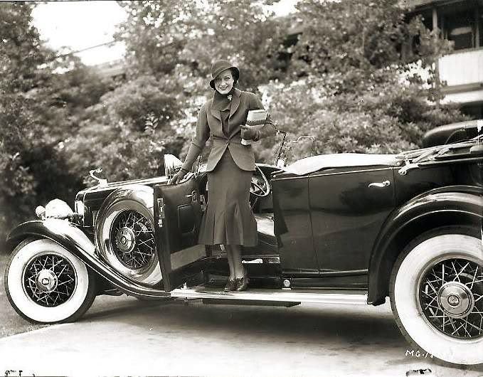 04_JoanCrawford1932CadillacFleetwood.jpg