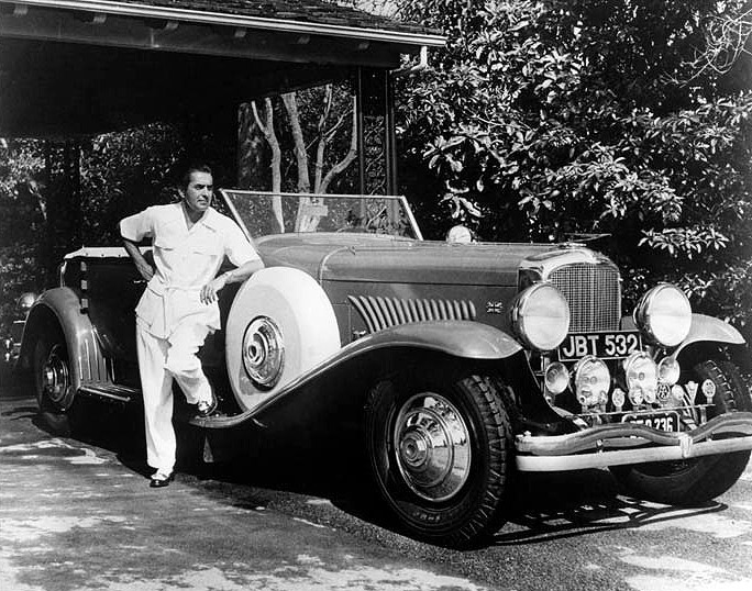 08_TyronePowerhadmanycarswehaveseenhiminaJaguarherewithhisDuesenberg.jpg