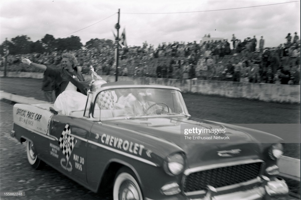 1 1955 Indianapolis 500 - Dinah Shore glides.jpg