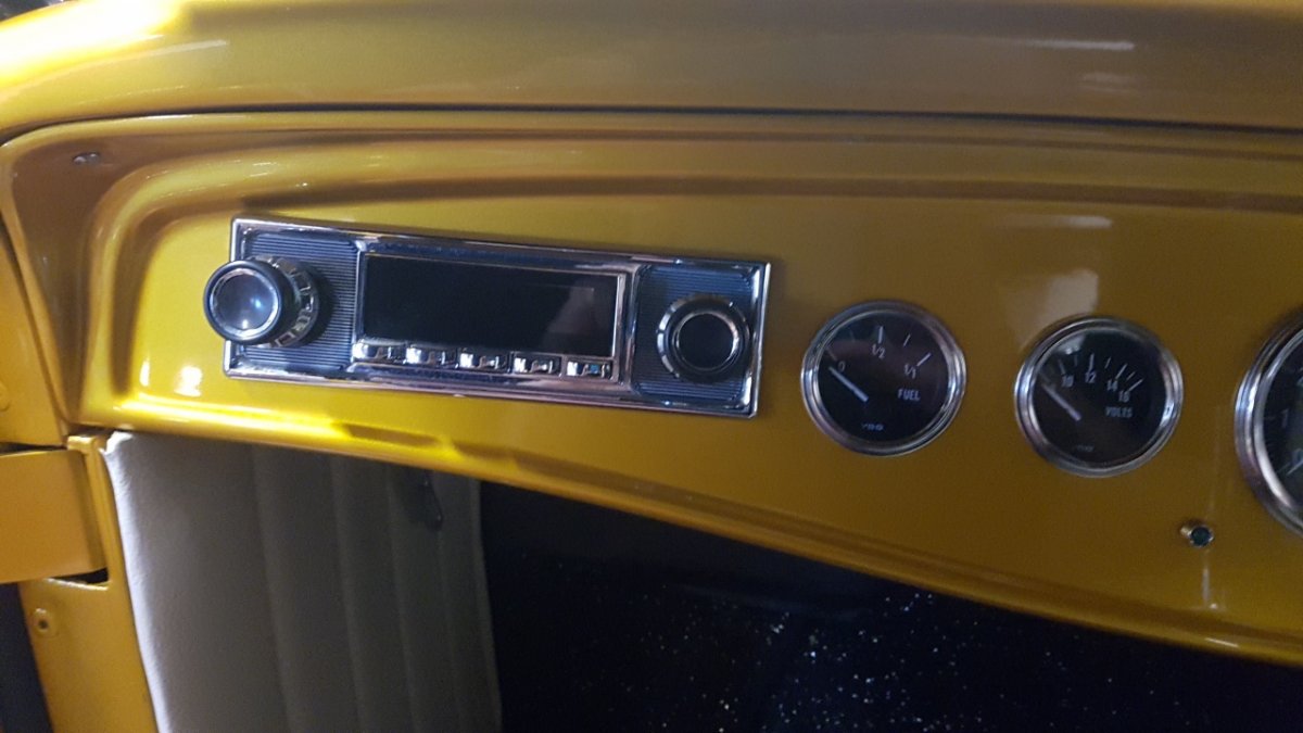 1 Roadster radio.jpg