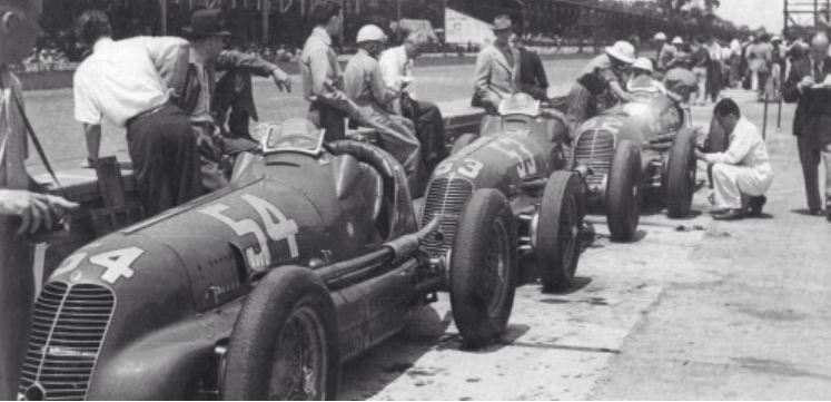104 Maserati team in the practice line, Indy, 1946..JPG