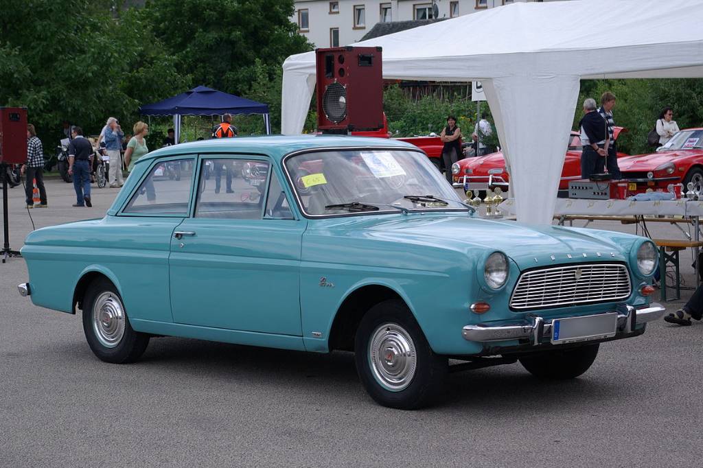 1200px-Ford_Taunus_P4_12m_BW_1.jpeg