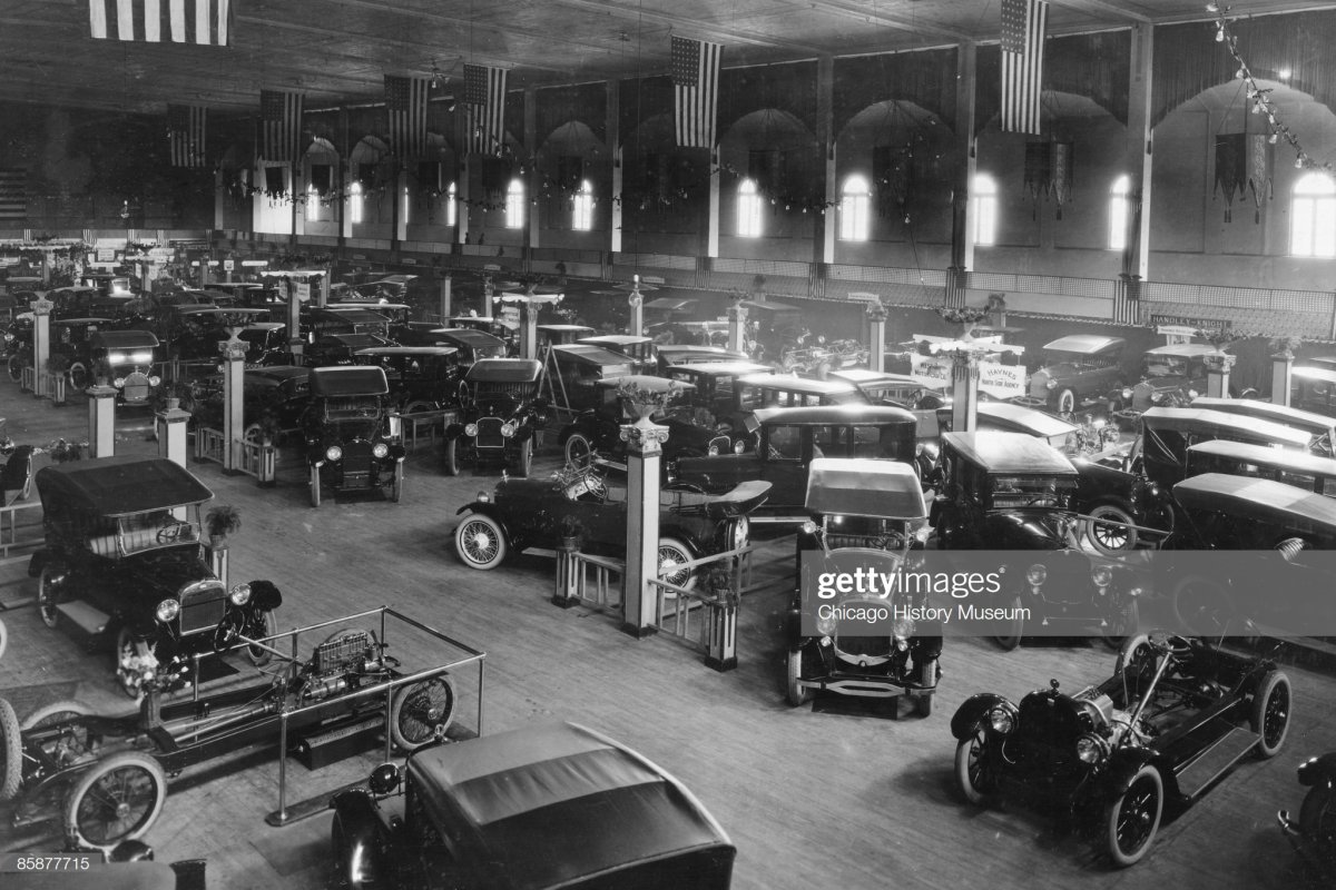 133 1925 An auto show in Chicago's North Side.jpg