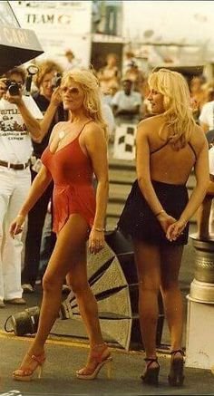 13d7c64777dc7a36182877d3500a83b6--auto-vintage-grid-girls.jpeg