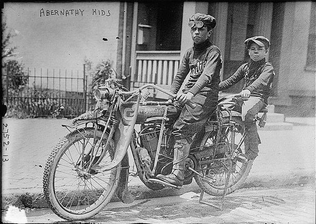 164 Abernathy brothers, age six and nine.The photo was taken in 1910  in New York.jpg
