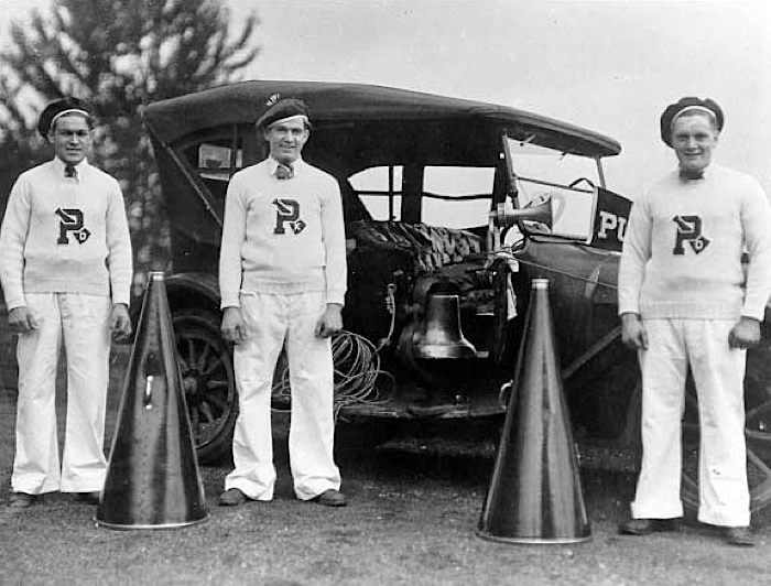 1913 Puget Sound University Cheer Squad.jpg