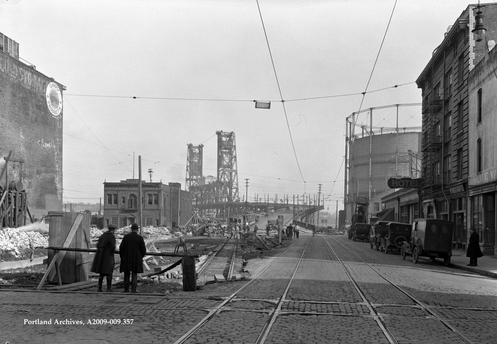 1924_construction-on-nw-glisan-near-4th-ave-_a2009-009-257.jpg