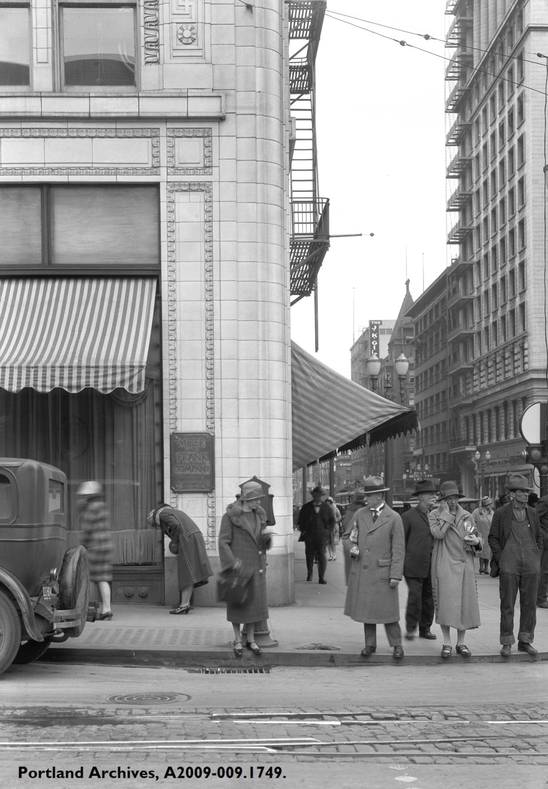 1927_meier-frank-building-on-sw-5th-ave-and-sw-morrison-st.jpg