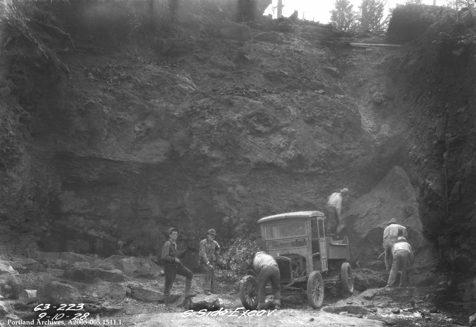 1928-sep-10_construction-on-bull-run-dam.jpg