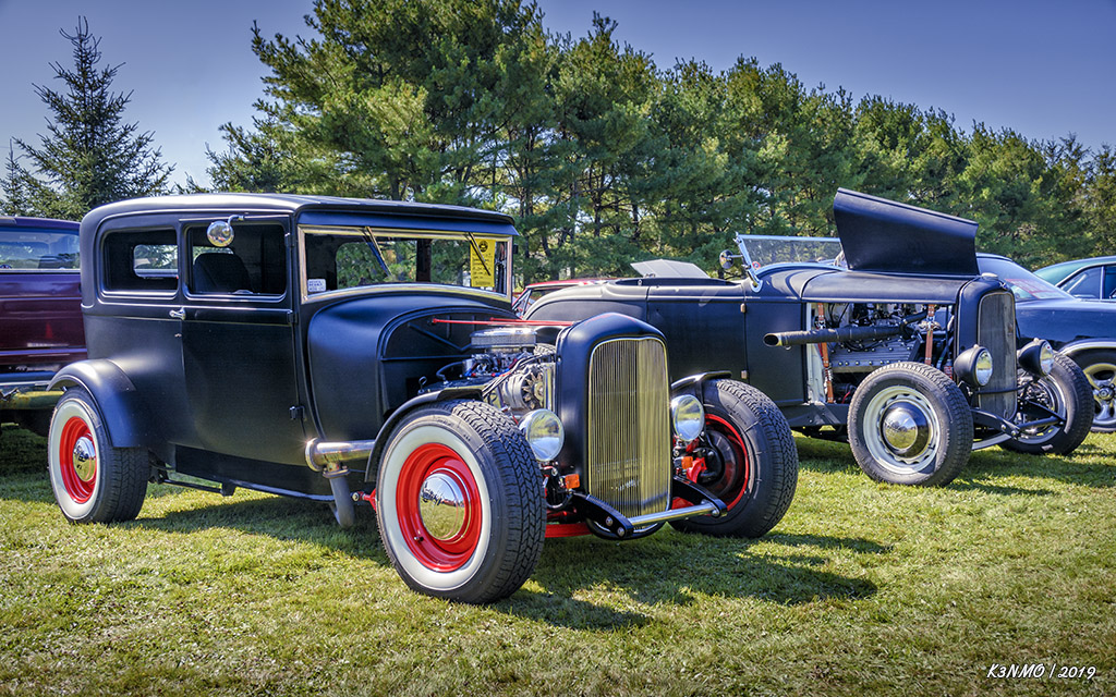 1929 Ford Model A sedan & 1932 Ford Deuce roadster {Hilden 2019}=KRM02.jpg