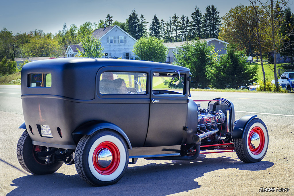 1929 Ford Model A sedan hot rod leaving 02 {Hilden 2019}=KRM02.jpg