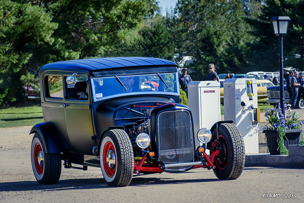 1929 Ford Model A sedan hot rod leaving {Hilden 2019}=KRM02.jpg