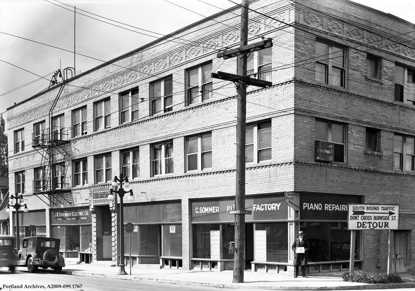 1929_121-135-ne-union-mlk-blvd-at-ne-davis-looking-southwest_a2009-009-1767.jpg