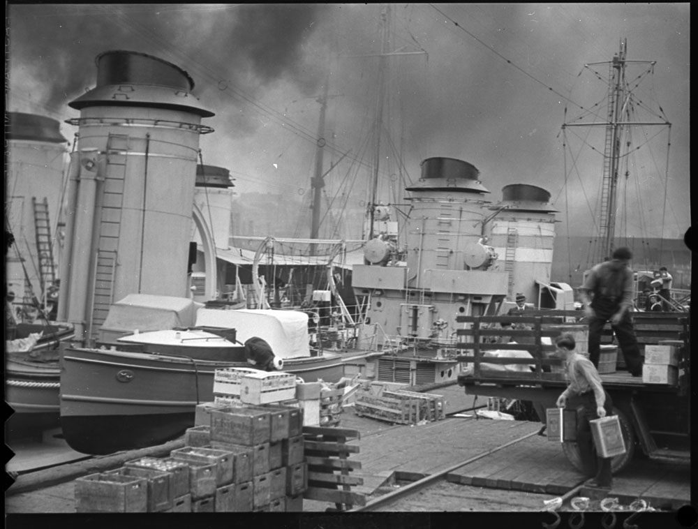 1933-2 Loading steamship at Québec, PQ.jpg