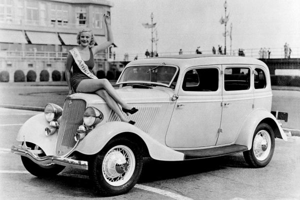 1933-Ford-Fordor-Deluxe-Sedan-with-Miss-America-.jpg