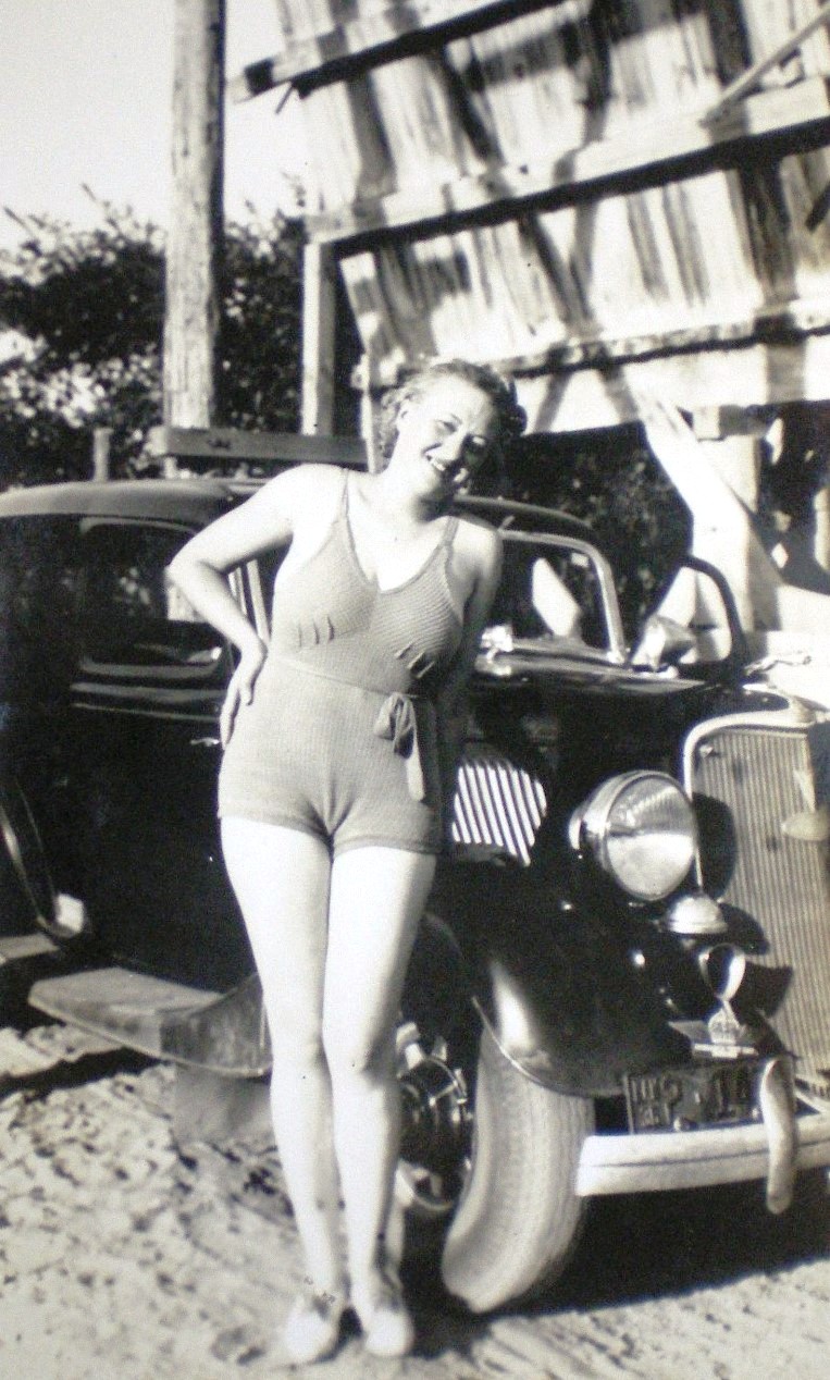 1934 Deluxe 2dr Sedan-39.jpg