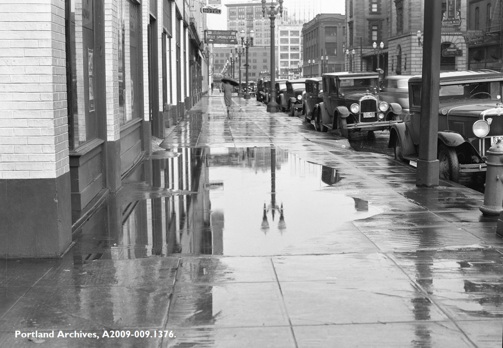 1934-nov-22_nw-broadway-and-nw-flanders-st-looking-south_a2009-009.1376-1.jpg