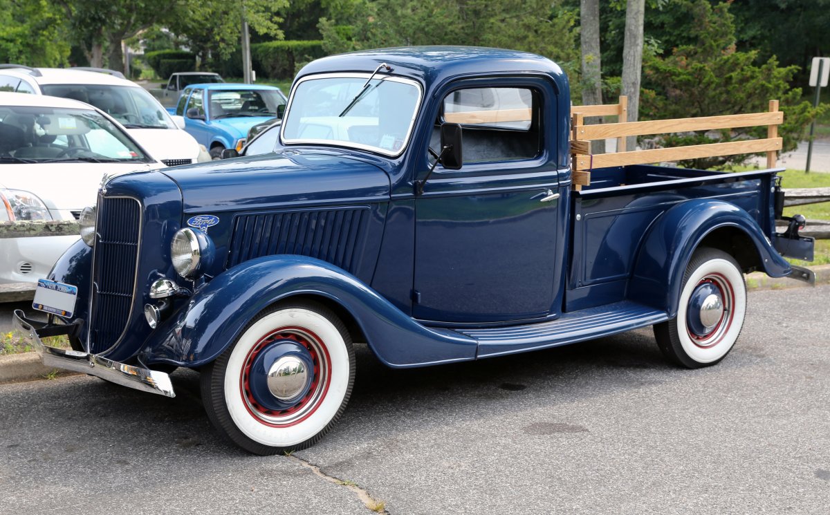 1936_Ford_V8_pickup_Model_67,_front_left.jpg