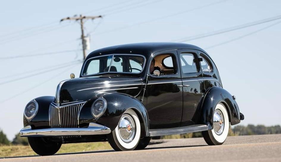 1939 deluxe 4 door.jpg