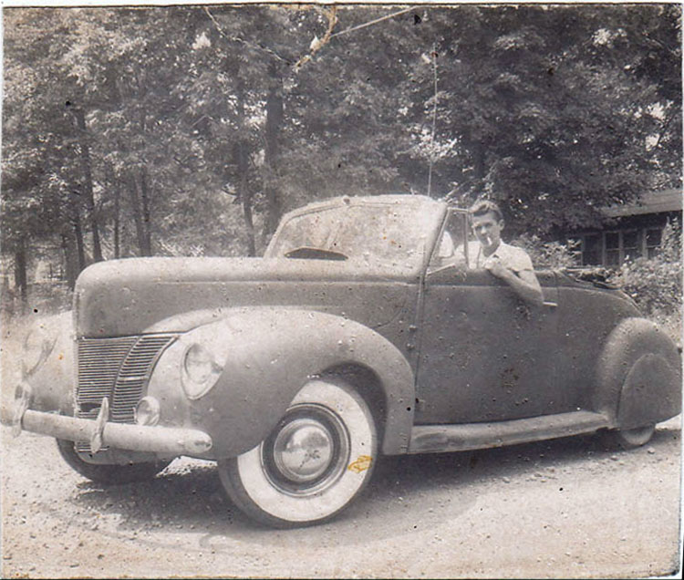 1940FordConvertibleSmokingGuy-vi.jpg