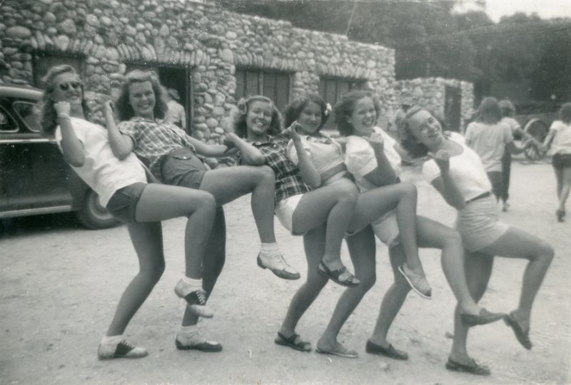 1940s-teenage-girls-1.jpg