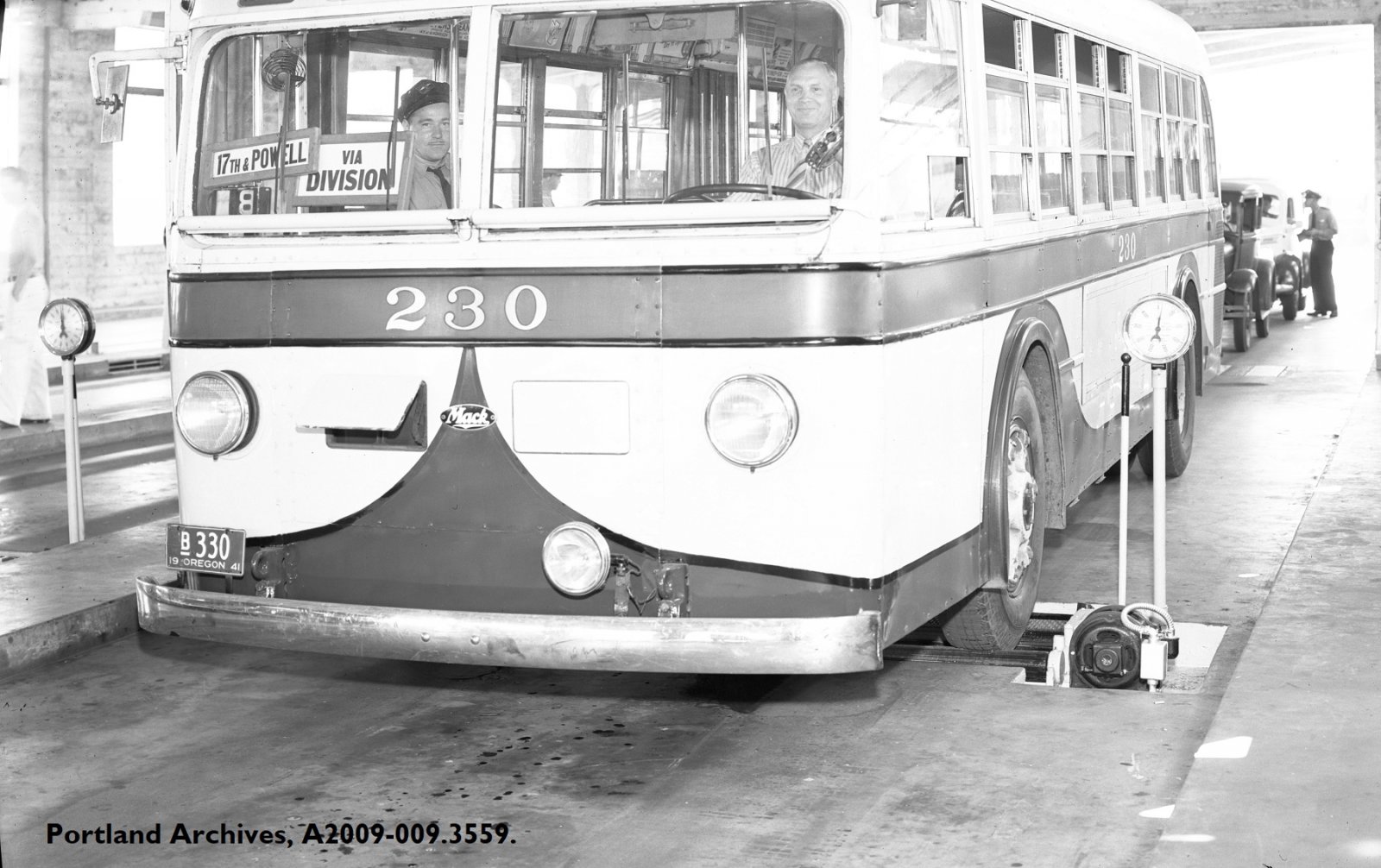 1941-jun-23_bus-weighing.jpg