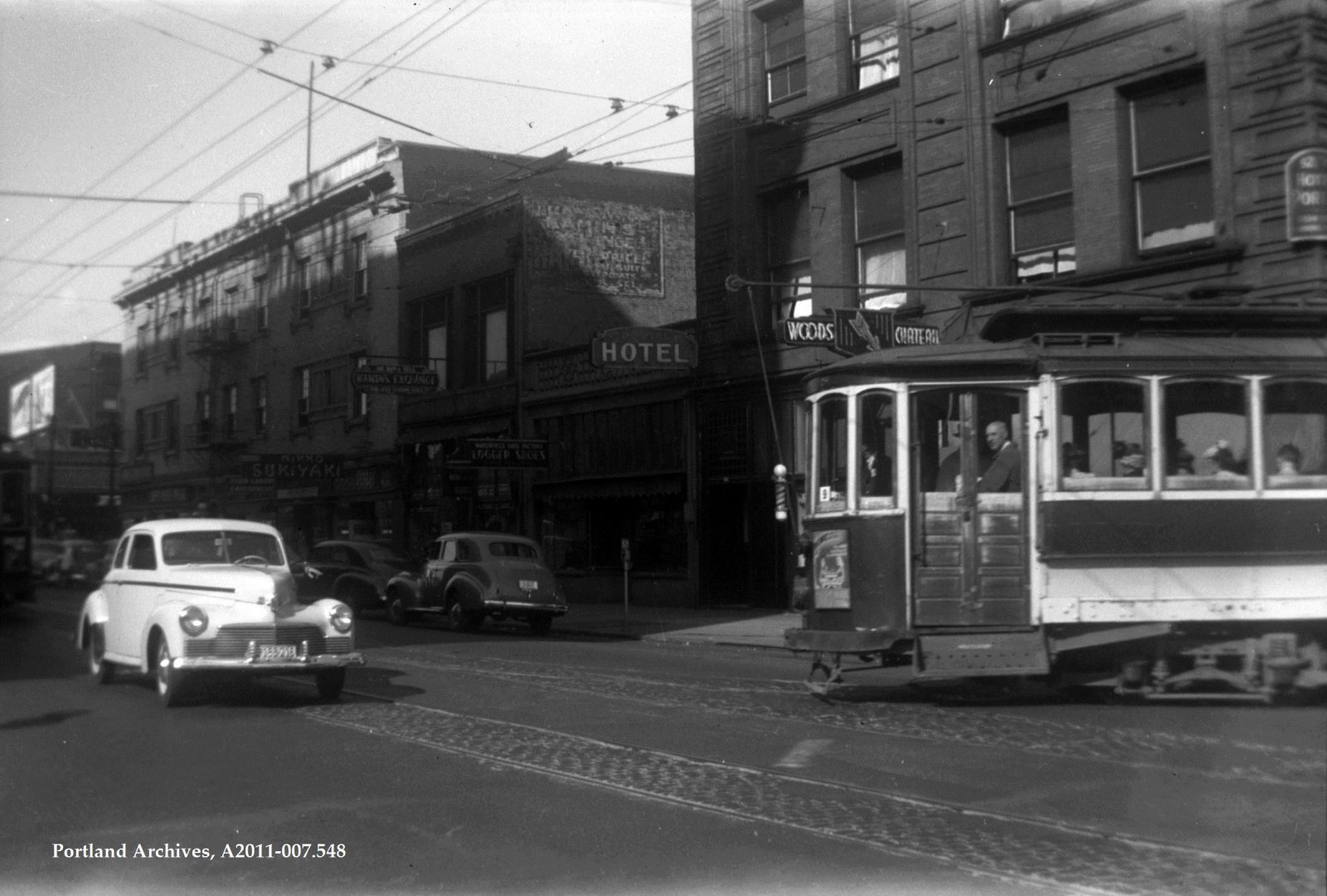 1946-c_unidentified-car-turning-onto-street_a.jpg