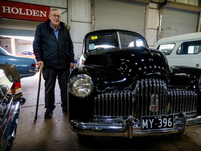 1948 Holden  48.215 .jpg