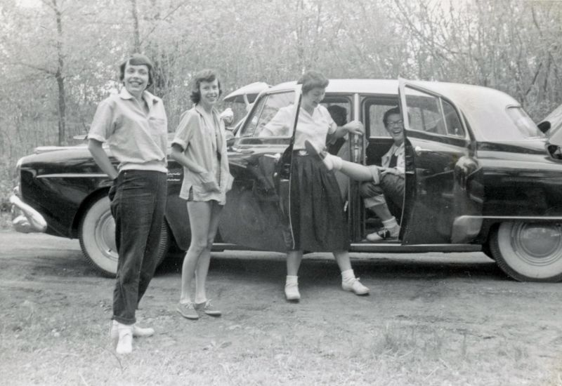 1950s-teen-girls-in-jeans-20.jpg