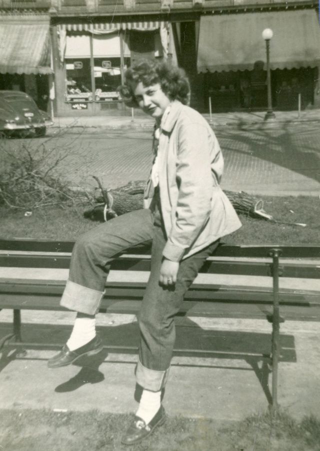 1950s-teen-girls-in-jeans-9.jpg