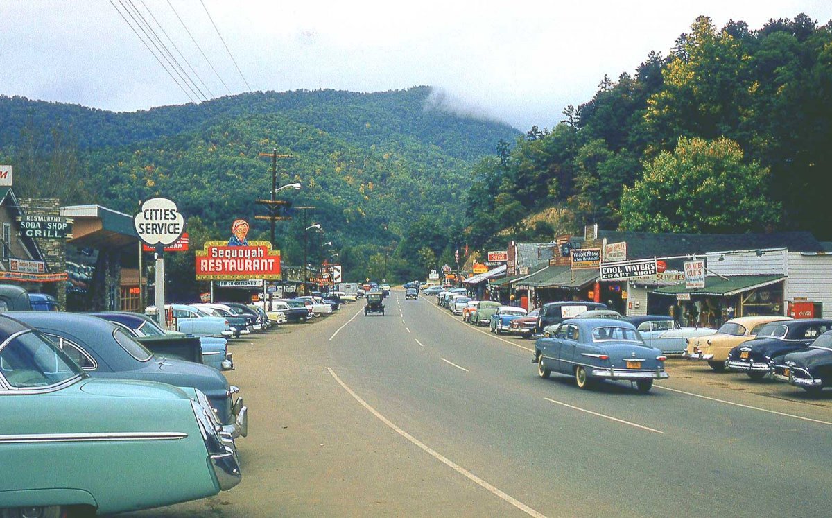 1950s-Tourists-Shops.jpg