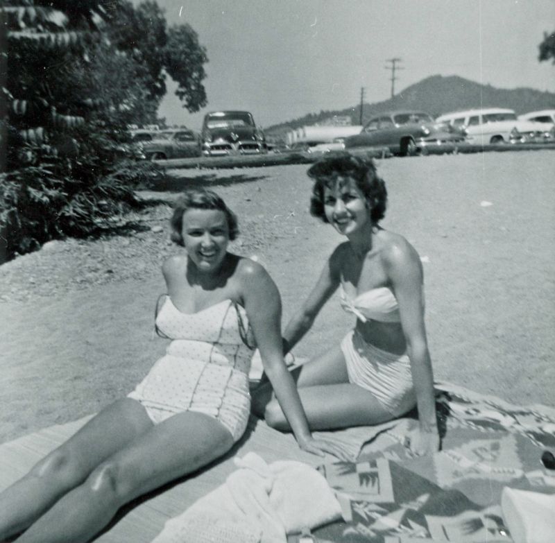 1950s-women-at-beaches-25.jpeg