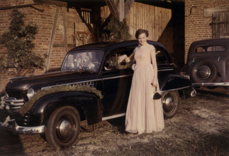 1950s-women-with-automobiles-1.jpg