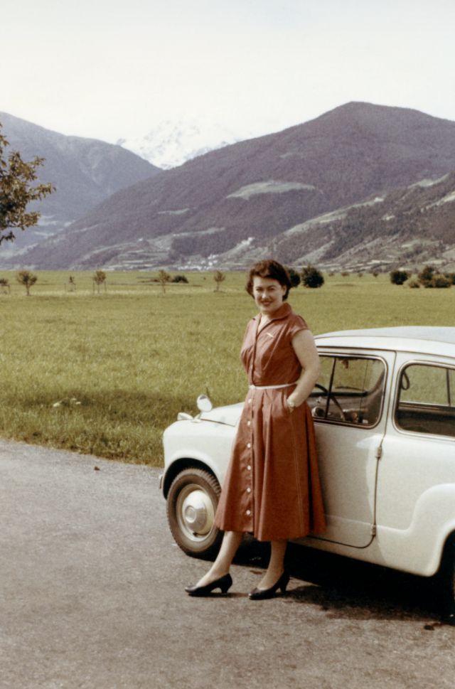 1950s-women-with-automobiles-10.jpg