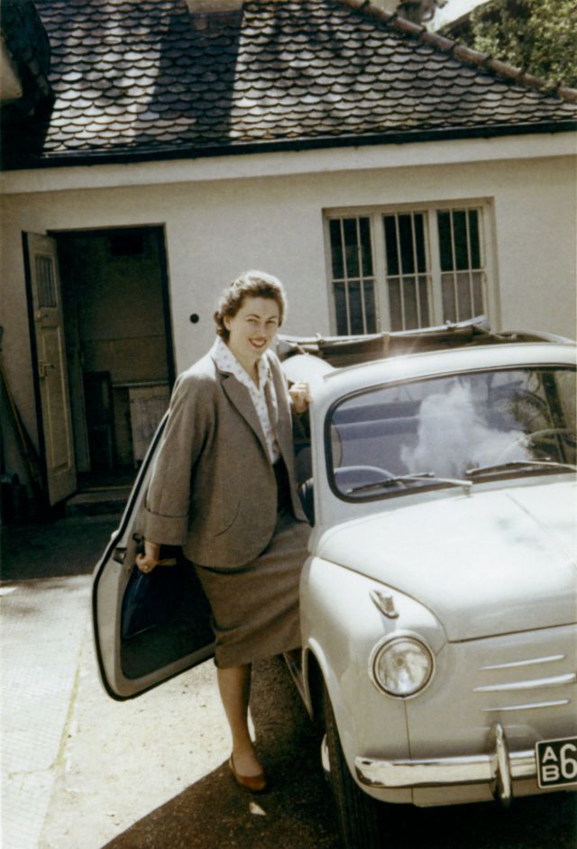 1950s-women-with-automobiles-11.jpg