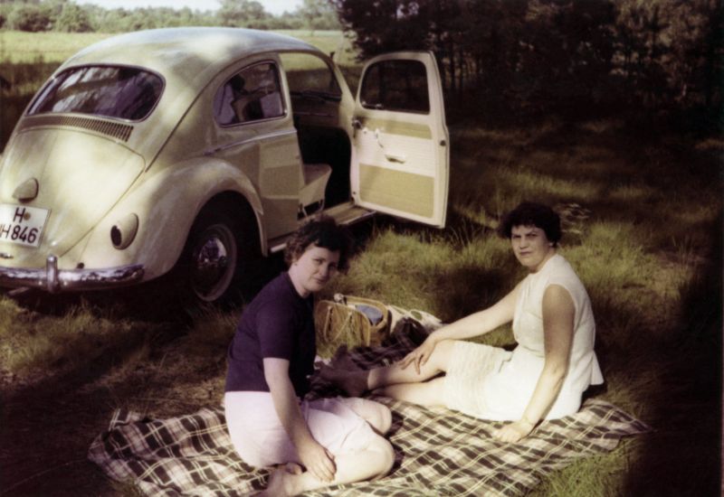 1950s-women-with-automobiles-15.jpg