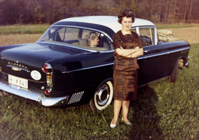 1950s-women-with-automobiles-19.jpg