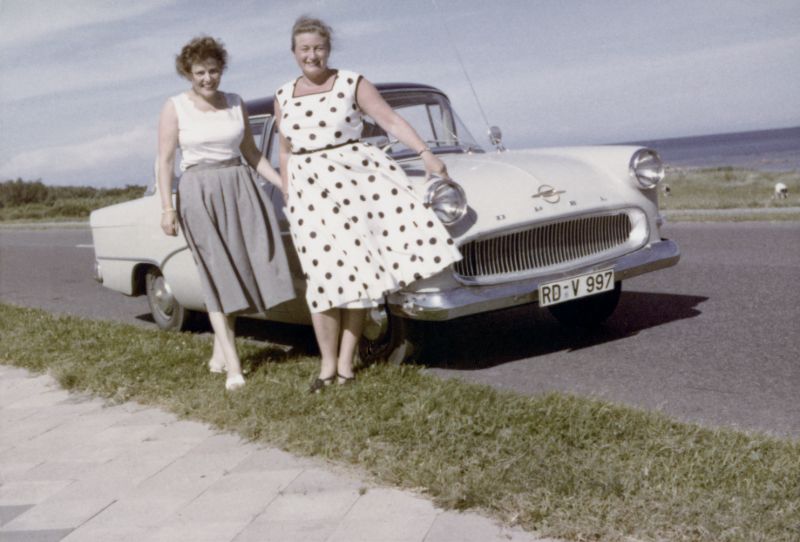 1950s-women-with-automobiles-21.jpg