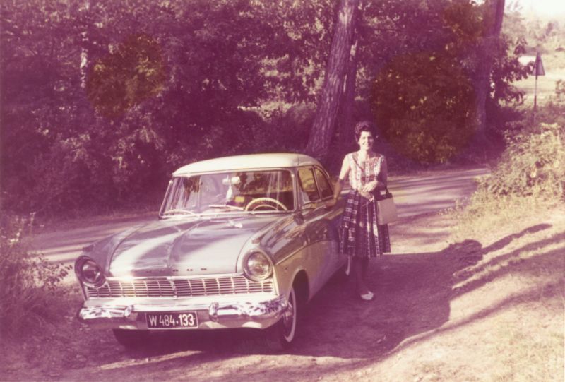 1950s-women-with-automobiles-23.jpg