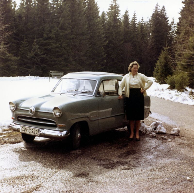 1950s-women-with-automobiles-8.jpg