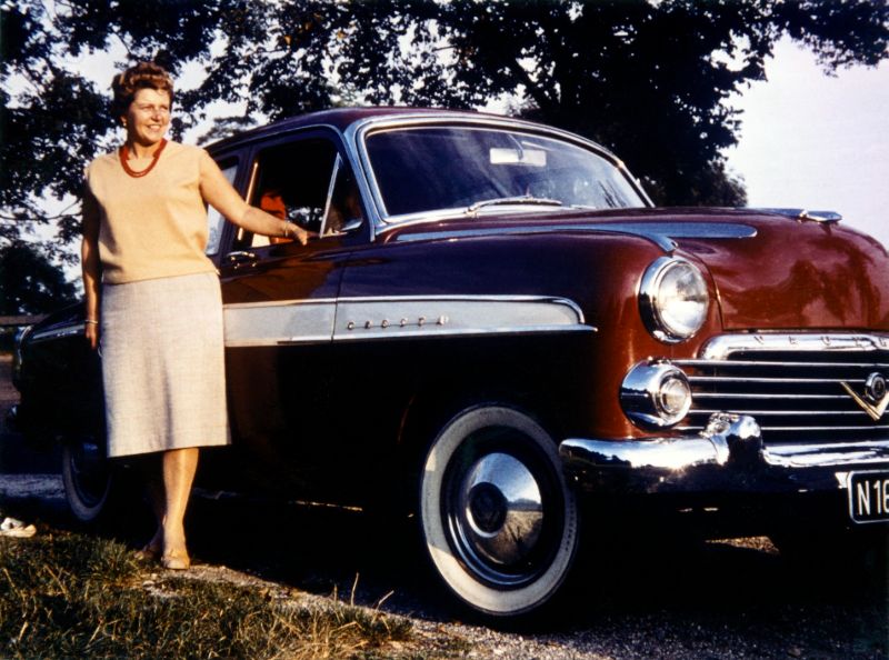 1950s-women-with-automobiles-9.jpg