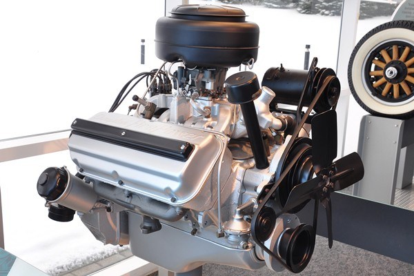 1951-Chrysler-331-CID-Hemi-engine.jpg