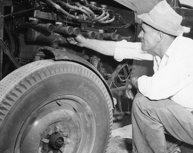 1954 Pomona John Moxley inspects street roadster.jpg
