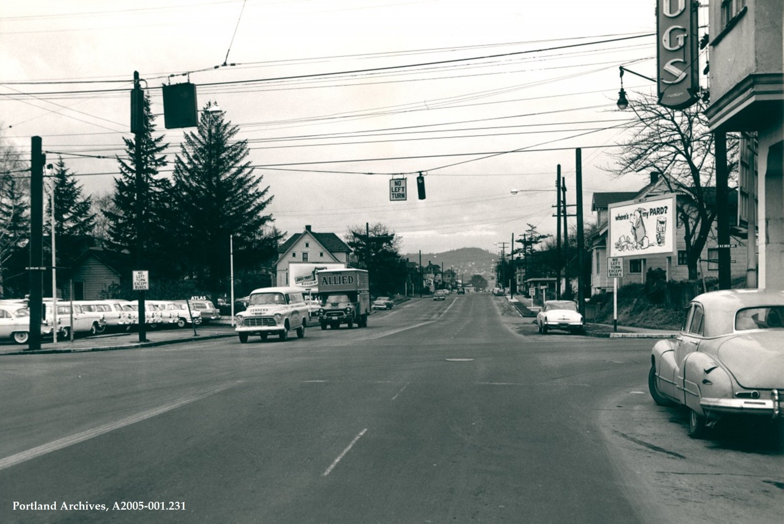 1956-ne-glisan-st-at-28th-ave-looking-west.jpg