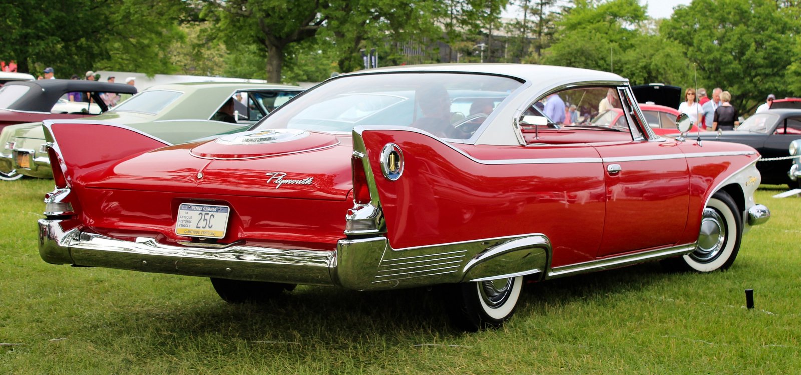 1960_Plymouth_Fury_rear,_concours_6.1.19.jpg