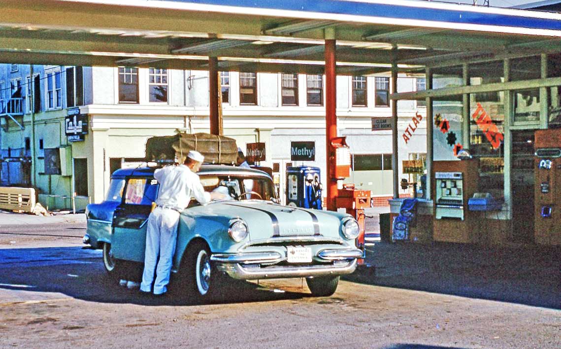 1961-1950s-Pontiac-Station-at-a-Filling-station.jpg