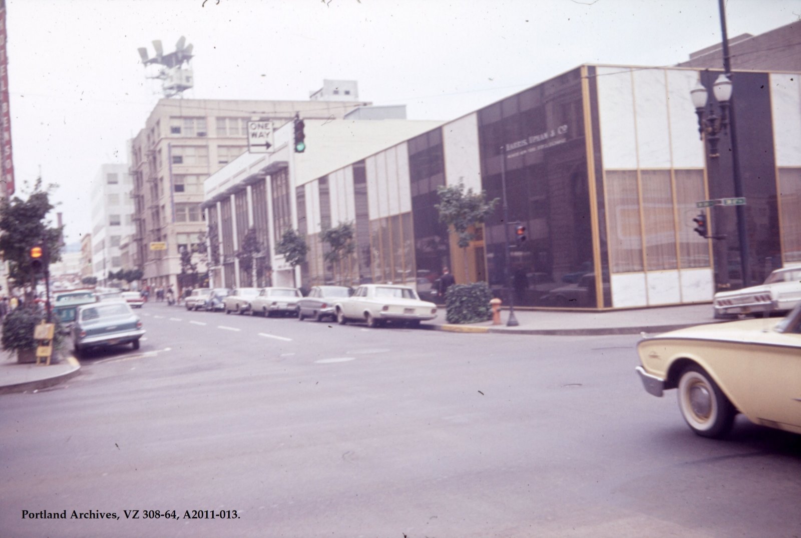 1964-sep-30_sw-oak-st-at-sw-6th-ave.jpg